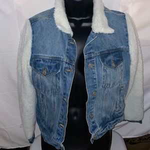 Forever 21 denim jacket with faux fur size M never worn